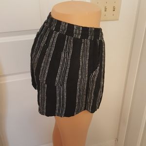BLACK AND WHITE  SHORTS SIZE MEDIUM GOOD CONDITION CHECK THE PICTURES.